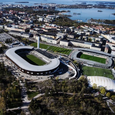 Helsingfors Olympiastadion fotat ur en helikopter. 