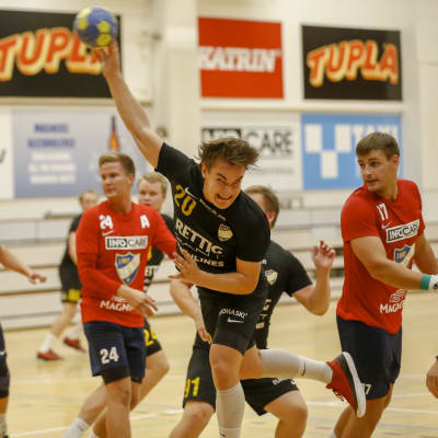 ÅIFK:s Niklas Manderoos i farten mot HIFK.