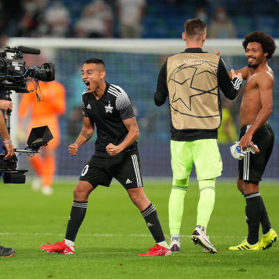 Sheriff Tiraspolin pelaajat juhlivat kentällä Real Madridin kaatoa.