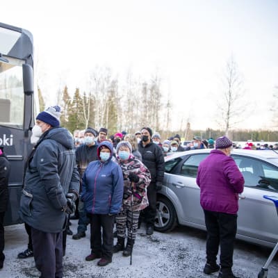 Ihmiset jonottavat koronarokotukseen Peräseinäjoella.