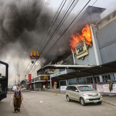 Köpcentrum brinner i Davao i Filippinerna.