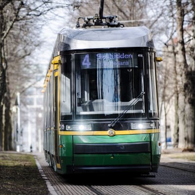 Kuvassa on raitiovaunu Munkkiniemen puistotiellä.