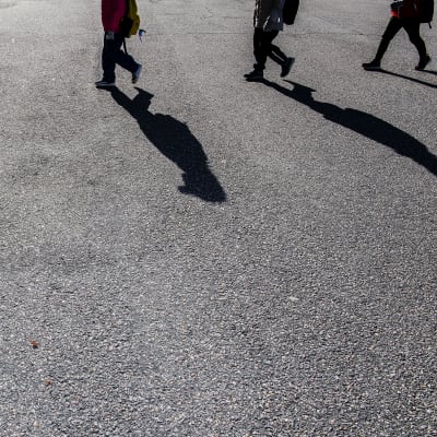 Kuvassa koululaiset odottavat pääsevänsä sisälle koulurakennukseen.