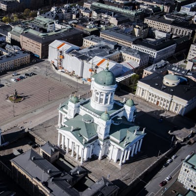 Kuvassa on Helsingin Tuomiokirkko ja Senaatintori toukokuussa 2020.