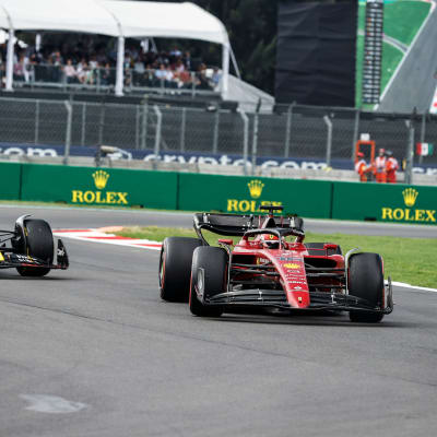Perez och Leclerc kör efter varandra.