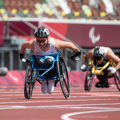 Toni Piispanen kelasi paralympiakultaa ratakelauksen T51 200m finaalissa.