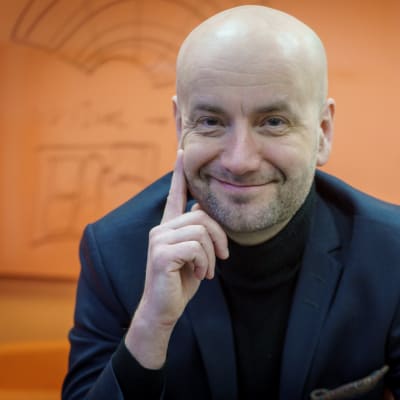 Ylen Newslabin päällikkö Jukka Niva henkilökuvassa.