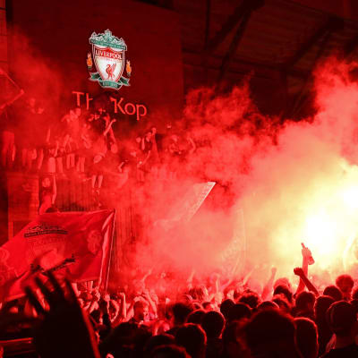 Liverpool supportrarna firar utanför arenan.