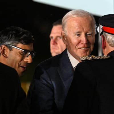 Storbritanniens premiärminister Rishi Sunak (till vänster) mötte president Joe Biden på flygplatsen i Belfast. 