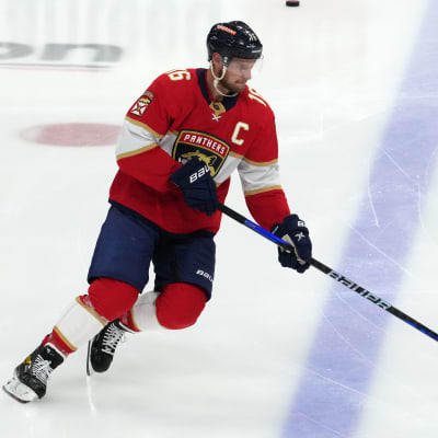 Aleksander Barkov värmer upp på isen.