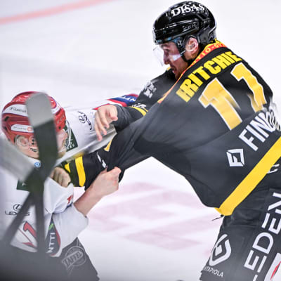 HIFK:n Ilari Melart ja Kärppien Nick Ritchie nyrkkihippasilla Oulussa 3.12. 2023