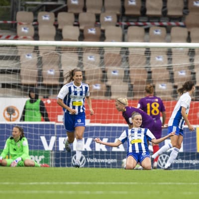Essi Sainio jublar efter mål mot Åland United. 