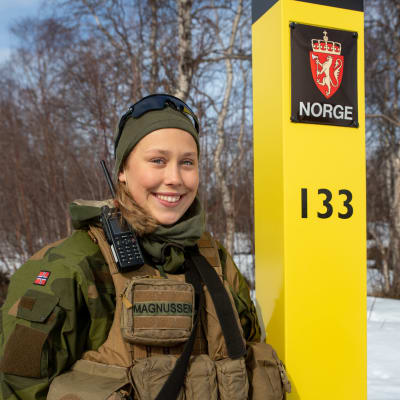 Asevelvollinen Tuva Magnussen Pasvikin raja-asemalta partioimassa Norjan ja Venäjän rajaa Salmijärvellä