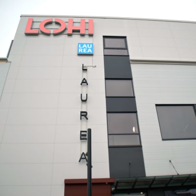 En stor vit byggnad som det står Lohi och Laurea på.