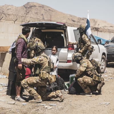 Suomalaiset sotilaat avustavat evakuoinneissa Afganistanissa 24.8.2021.