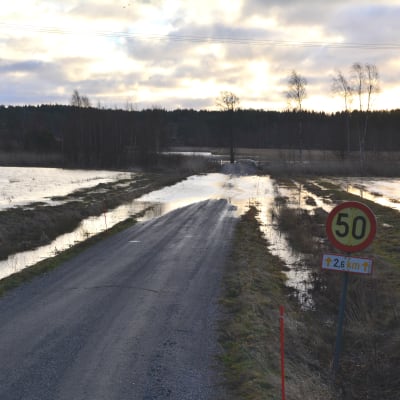 Översvämmad väg i Västanfjärd december 2015