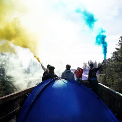 Mielenosoittajia hiilijunan vaunun päällä.