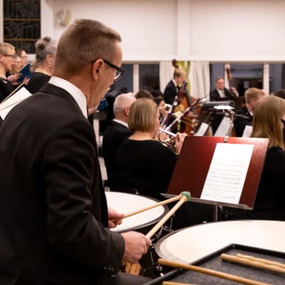 Kemin kaupunginorkesteri konsertoimassa Tervolan seurakuntatalolla