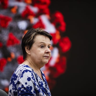 Kuvassa on kansliapäällikkö Kirsi Varhila, joka osallistui Ylen koronavirus-aiheiseen erikoislähetykseen 28. toukokuuta 2020.