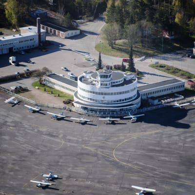 I bilden Helsingfors-Malms flygplats. Bilden är tagen uppifrån och där syns flygtornet, och ett par småplan. 