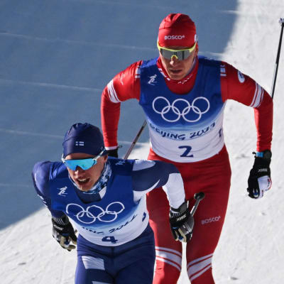 Iivo Niskanen och Alexander Bolsjunov i spåret under herrarnas skiathlon.
