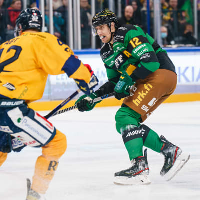 Marko Anttila kiekossa. 
