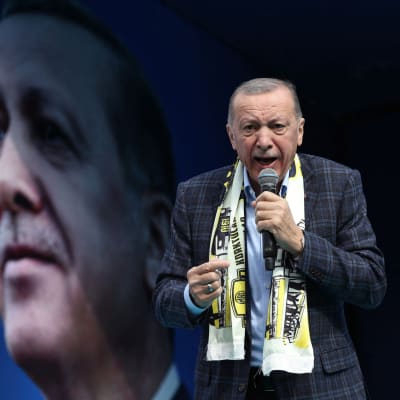 Erdogan talar i mikrofon 