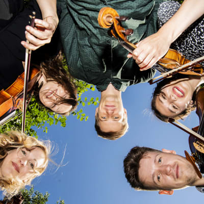 Kamarikesä-festivaalin taiteellinen työryhmä Johannes Piirto, Kasmir Uusitupa, Tami Pohjola, Riina Piirilä ja Senja Rummukainen otattivat promokuvia Ritarihuoneella Helsingissä heinäkuussa 2020.
