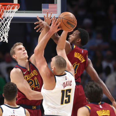 Lauri Markkanen puolustaa Nikola Jokicia korin alla. 