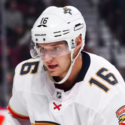 Aleksandr Barkov spelar ishockey i NHL.