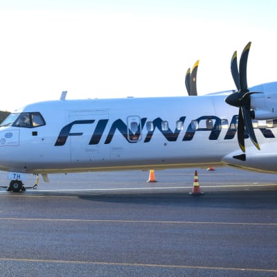 Finnairin ATR-matkustajalentokone Jyväskylän lentoaseman platalla.