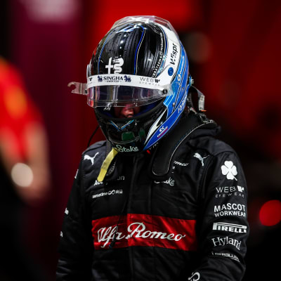 Valtteri Bottas pettyneenä Saudi-Arabian kilpailun jälkeen.