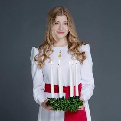 Suomen Lucia 2025 Alexandra Lindqvistillä on kynttilät kädessä