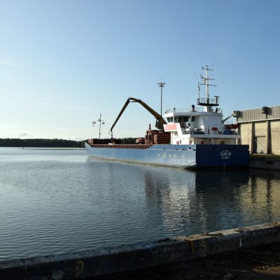 Fraktfartyg i Ingå hamn.
