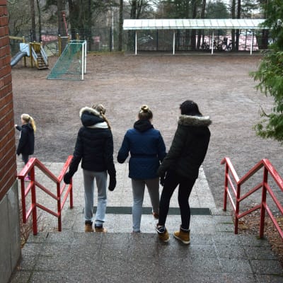 ungdomar i trappa på skolgård