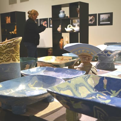 Blå keramik från Elina Sorainens produktion 
