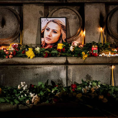 Ljus och porträtt på den mördade journalisten Viktoria Marinova