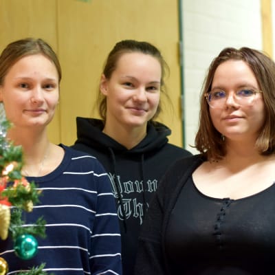 Malin Blomberg, Lisa Gustavsson och Anna Mäkäräinen står bredvid en julgran.
