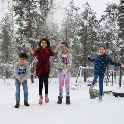 Fyra barn som hoppar i snön Odai Al-Hadeehti, Yara Qader , Mallak Al-Hadeehti och Rahmah Al-Hadeehti.