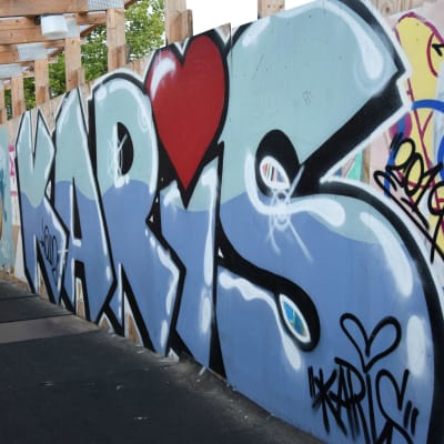 Karis textat i graffiti i blått med hjärta som i-prick.