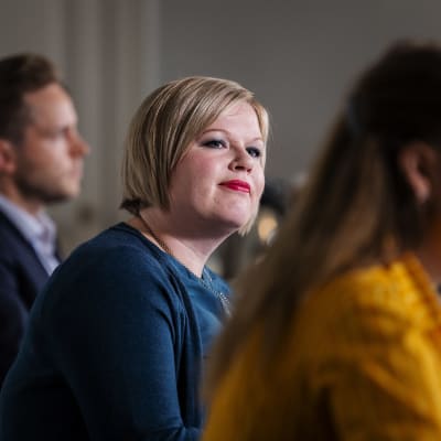 Annika Saarikko, kandidat i Centerns ordförande val hösten 2020, fotograferad under en debatt mellan ordförandekandidaterna. I förgrunden syns också Katri Kulmuni, i bakgrunden Petri Honkonen.