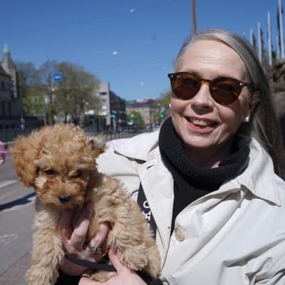 Johanna Beckmann Ebba-koira sylissään.