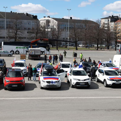 Venäjän tukijoiden mielenosoitus Olympiastadionin parkkipaikalla.