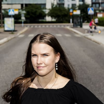 Rosanne Leichner haki opiskelemaan kauppakorkeakouluun, mutta ei päässyt sisään. Koronavirus muutti oppilaitosten sisäänottoperusteita. Leichner kuvattiin aurinkoisena perjantaina Vuosaaressa.