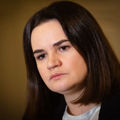 Den belarusiska oppositionspolitikern Svjatlana Tsichanoŭskaja ser allvarlig ut. 