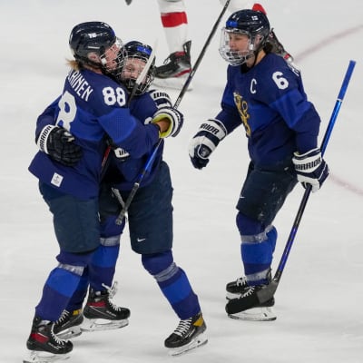 Ronja Savolainen, Viivi Vainikka och Jenni Hiirikoski firar mål.