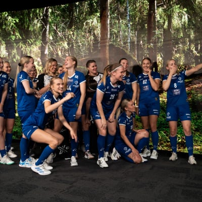 Finlands innebandydamer poserar och skrattar.