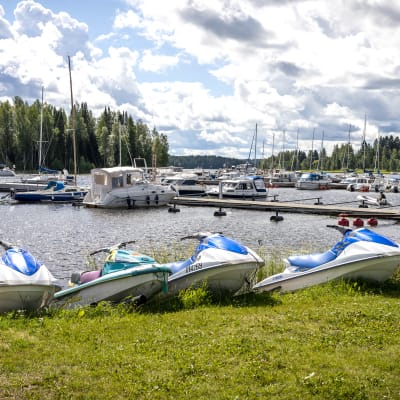 Kuhmoisten satama, vesiskoottereita rannalla.