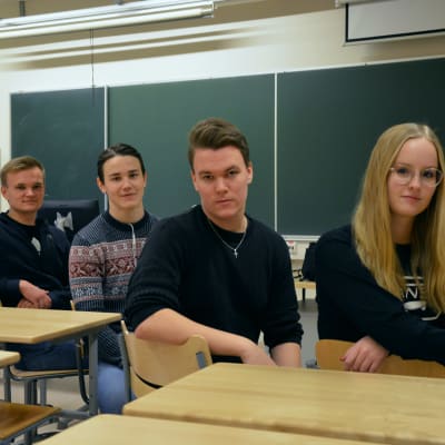 Julia Latva-Pirilä,  Markus Korpela, Benjamin Kurtén och Rasmus Kupi i Korsholms Gymnasium.
