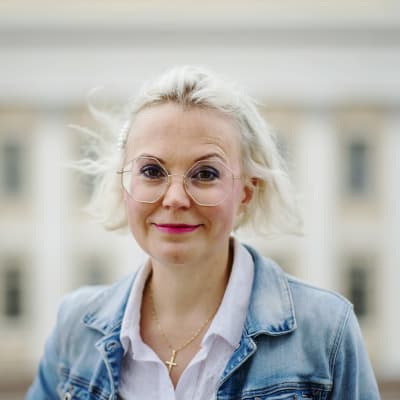 Forskaren Hanna Wass på Senatstorget i Helsingfors.